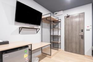 Televisyen dan/atau pusat hiburan di Oblique Apartment - ออฟบลิค อพาร์ทเมนท์