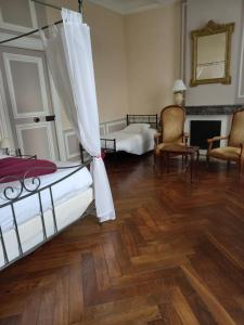 Säng eller sängar i ett rum på Le Chateau de Buchy