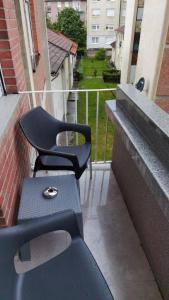 une chaise noire assise au-dessus du balcon dans l'établissement Centar Milena, à Aranđelovac
