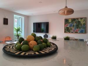 une assiette de fruits sur une table dans une pièce dans l'établissement Exotic Fusion double Suite, à Lisbonne