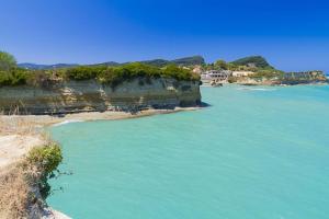 una vista de un cuerpo de agua con una playa en Litus Amoris en Sidari