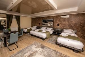 En eller flere senger på et rom på Hotel Novotheos