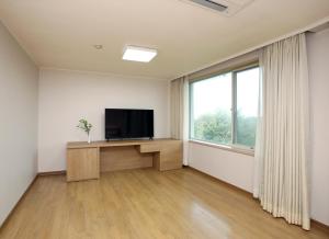 TV a/nebo společenská místnost v ubytování Bloom Hotel