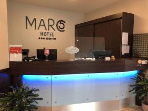 MarC5 Hotel Cadenberge في Cadenberge: مكتب استقبال فندق مارك مع وجود علامة على الحائط