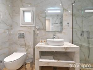 Et badeværelse på Sabbia Apartments Seafront by RentalsPro - Nea Moudania Halkidiki