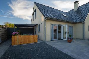 una casa con patio y cerca en Zonnelande - comfort studio, en Zoutelande