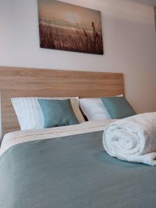 Łóżko lub łóżka w pokoju w obiekcie Bike & Spa Velence Apartman