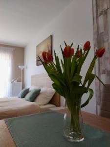 Łóżko lub łóżka w pokoju w obiekcie Bike & Spa Velence Apartman