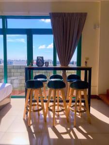 een kamer met een tafel en stoelen met uitzicht bij Azumaya guest house in Magong