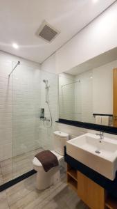 Ra Inn Kemang في جاكرتا: حمام مع حوض ومرحاض ودش