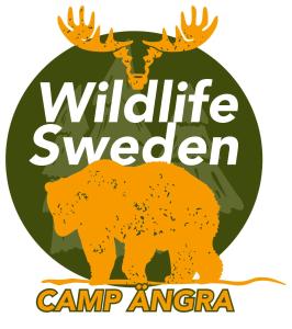 un logo de un alce con las palabras "Vida salvaje en el campamento oeste de América" en B&B Camp Ängra en Kårböle