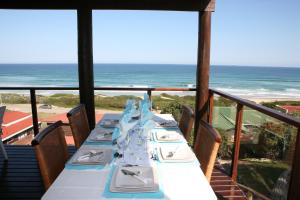 Restoran või mõni muu söögikoht majutusasutuses Southerncross Beach House with a Million Dollar View