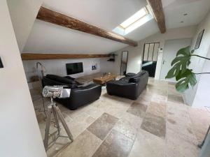 a view of a living room with a camera at Appartement de charme Sud Luberon classé 4 étoiles in Puyvert