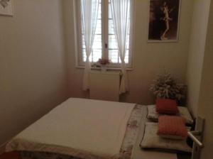 um quarto com uma cama grande e uma janela em appartement coeur historique em Périgueux