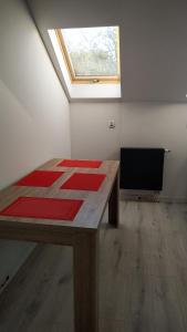 Televízia a/alebo spoločenská miestnosť v ubytovaní Apartament Witkacego Czerwony