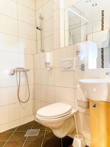 a bathroom with a toilet and a sink at Savalen Fjellhotell & Spa in Tynset