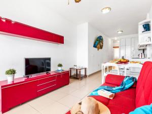 TV a/nebo společenská místnost v ubytování 1 1 Beautiful seafront with balcony and WIFI