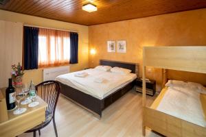 1 dormitorio con 1 cama y 1 mesa con silla en Albergo Pensione San Giorgio, en Losone
