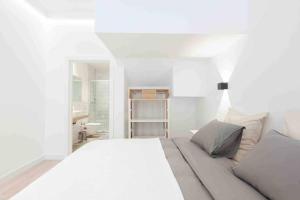Łóżko lub łóżka w pokoju w obiekcie LUR Apartments Getaria