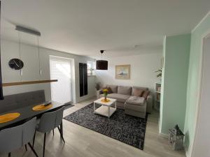 ein Wohnzimmer mit einer Couch und einem Tisch in der Unterkunft Henning 1 in Kirchdorf