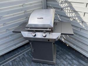Ein für Gäste verfügbarer Grill in der Ferienwohnung
