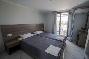 Postel nebo postele na pokoji v ubytování Golden Dolphin Studios & Apartments