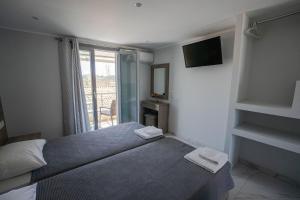 Photo de la galerie de l'établissement Golden Dolphin Studios & Apartments, à Alykes