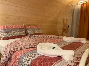 een slaapkamer met een bed met handdoeken erop bij piccadilly b&b in Pordenone