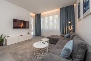 Televízia a/alebo spoločenská miestnosť v ubytovaní Royal Apartments Zadar