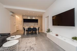 Televízia a/alebo spoločenská miestnosť v ubytovaní Royal Apartments Zadar
