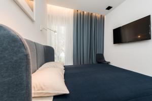 Televízia a/alebo spoločenská miestnosť v ubytovaní Royal Apartments Zadar