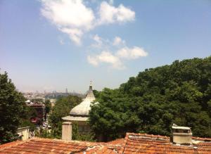 Blick auf ein Dach eines Gebäudes mit einem Turm in der Unterkunft The Print House Hotel in Istanbul