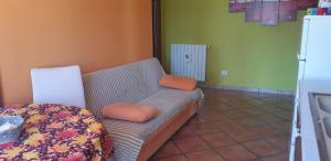 ローマにあるCasa di Lauraのリビングルーム(ソファ、枕付)