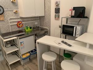 A kitchen or kitchenette at La stanza nel Borgo
