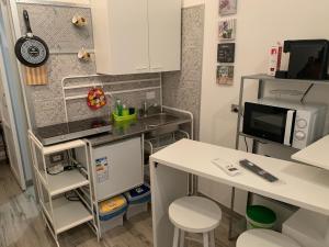 A kitchen or kitchenette at La stanza nel Borgo