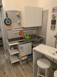 A kitchen or kitchenette at La stanza nel Borgo