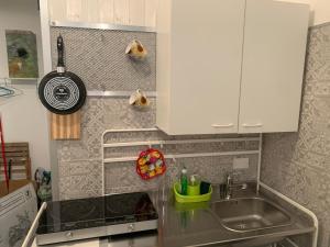 A kitchen or kitchenette at La stanza nel Borgo