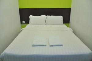 Postel nebo postele na pokoji v ubytování Kuching Transit Inn