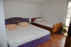 Ein Bett oder Betten in einem Zimmer der Unterkunft Guest House Nura