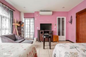 TV a/nebo společenská místnost v ubytování White Cotton Candy Homestay