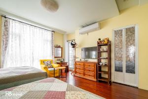 TV a/nebo společenská místnost v ubytování White Cotton Candy Homestay