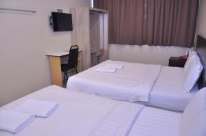 Postel nebo postele na pokoji v ubytování Kuching Transit Inn