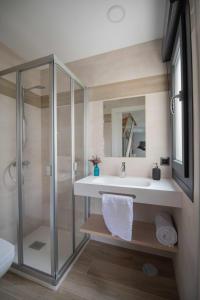 W łazience znajduje się szklana kabina prysznicowa i umywalka. w obiekcie AdosadoDuplex Marea Baja 1 Zona Playa Ideal familias parejas y amigos w mieście Llanes