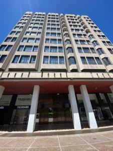 um edifício alto com as portas abertas numa rua em Number House - Number 11 em Milão