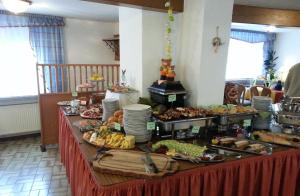 uma mesa de buffet com muitos tipos diferentes de alimentos em Gasthof Engel Steinbach em Külsheim