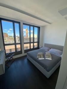 um quarto com uma cama com duas toalhas em Number House - Number 11 em Milão