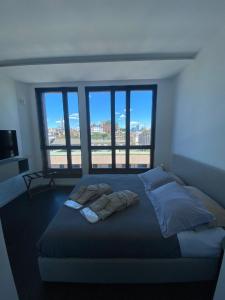 een slaapkamer met een bed met drie kussens erop bij Number House - Number 11 in Milaan