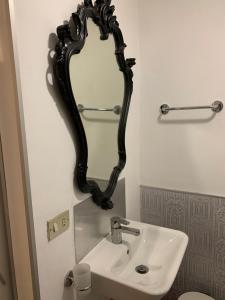 A bathroom at La stanza nel Borgo