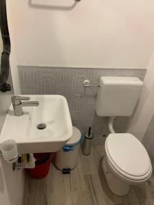 A bathroom at La stanza nel Borgo