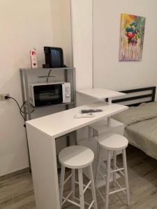 A television and/or entertainment centre at La stanza nel Borgo